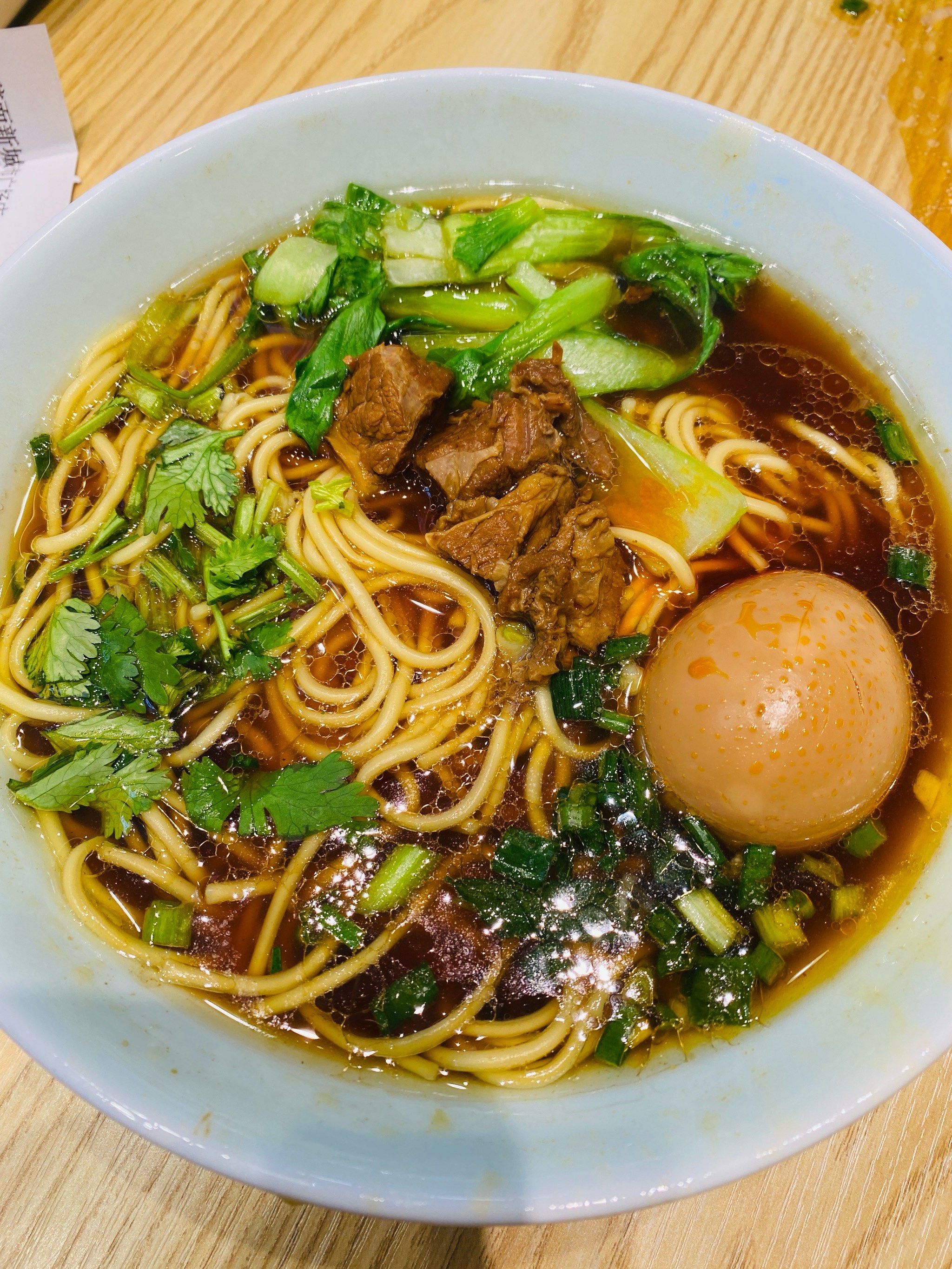 n朋友点的小份的红烧牛肉面加卤蛋,我点的葱油拌面🍜!