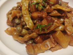 五花肉焖黄金钩-谷语中餐厅