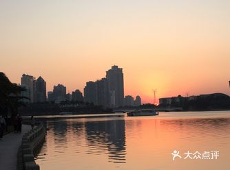 笎筜湖是一个内湖，可以通向大海，也是附近居民娱乐休闲