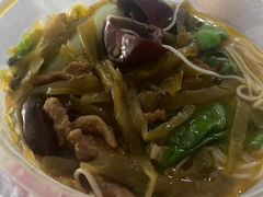 酸菜肉丝米线-越洋肖氏老米线(杨家坪店)