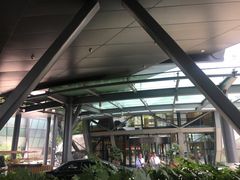 大堂外面-上海滴水湖皇冠假日酒店