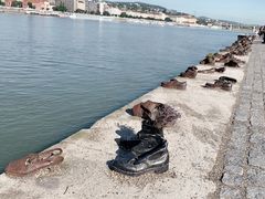 -多瑙河畔鞋履雕塑