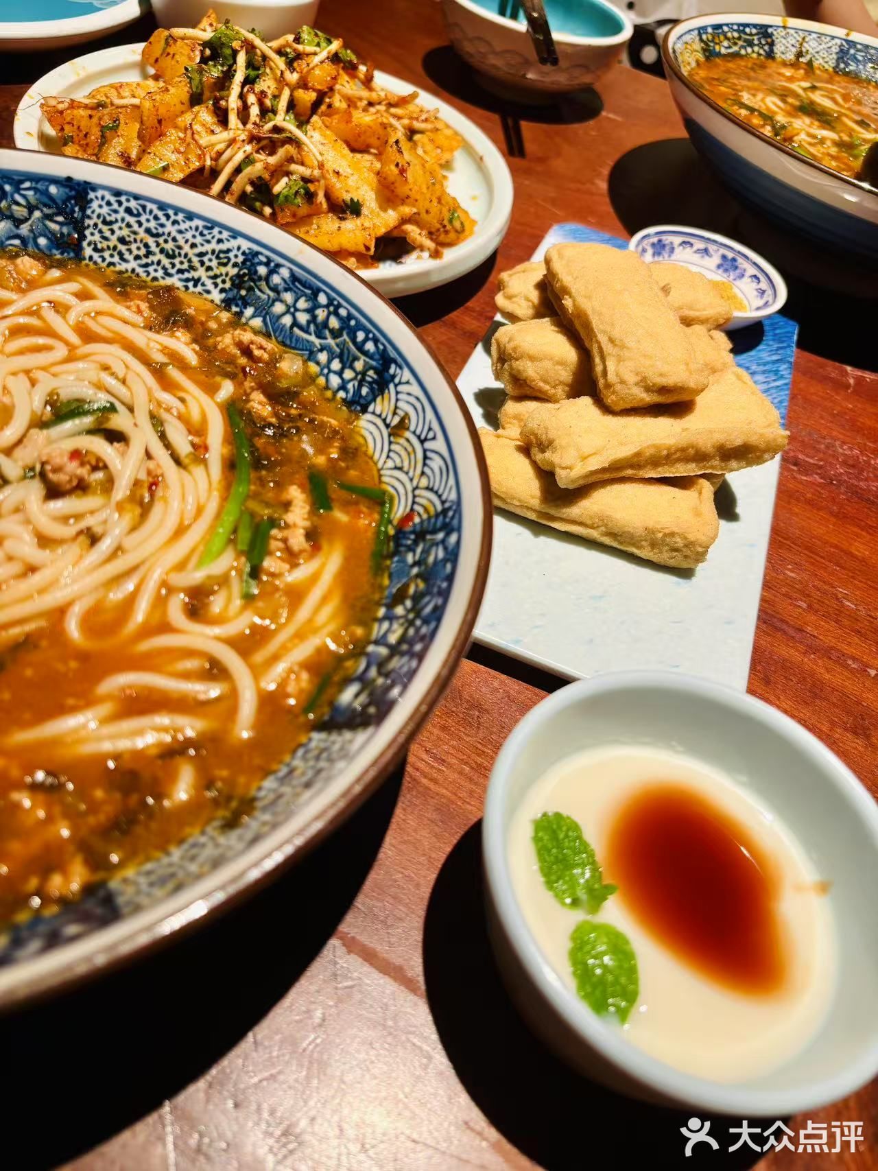 【招牌小锅米线】铜锅现煮的仪式感太绝了！