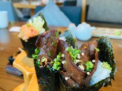 手握牛舌卷-Hatsune隐泉日式料理(三里屯太古里店)