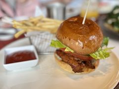 鸡排汉堡配香脆薯条-WOLFGANG PUCK KITCHEN & BAR(迪士尼小镇店)