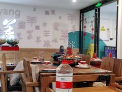 大堂-毛辣果·贵州红酸汤牛肉火锅(西单店)