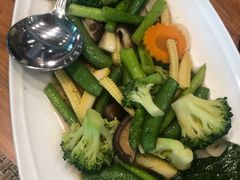 -Chom Cafe and Restaurant