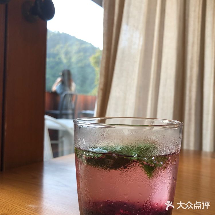 上山的环境还不错，路过南山路