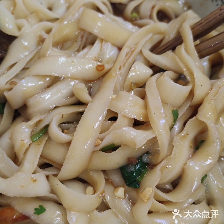 他们家的刀削面是现削的，面好吃臊子也香