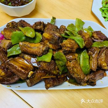 王庆超：今日家宴：炖肋排油豆角，红烧带鱼，香椿炒鸡蛋