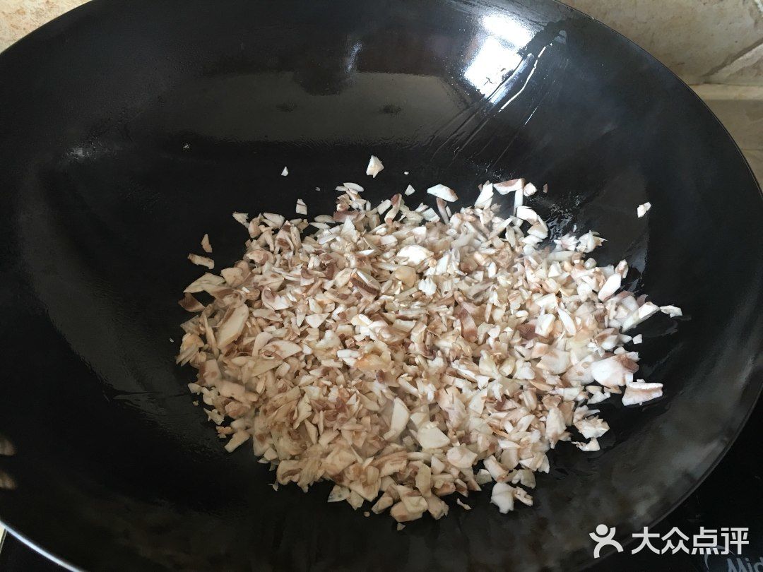夏日新鲜味道之汤体浓稠蘑菇蛋花汤