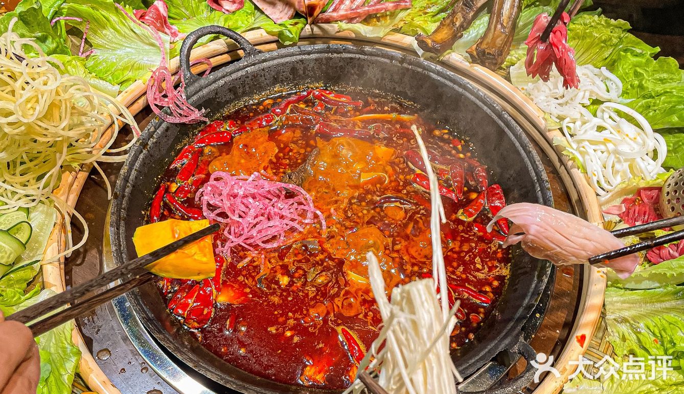 太原的！太原的！你永远可以相信人很多的火锅店……