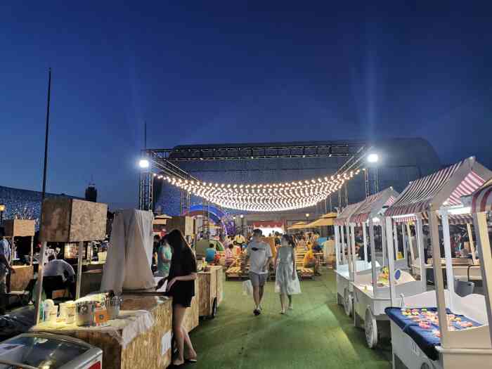 天台星空夜市集-"今天环球港热闹得很营业到12点.活动小丑.