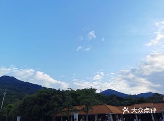阴天 天气凉爽 人很多 上山的路可以选择步福路也可以