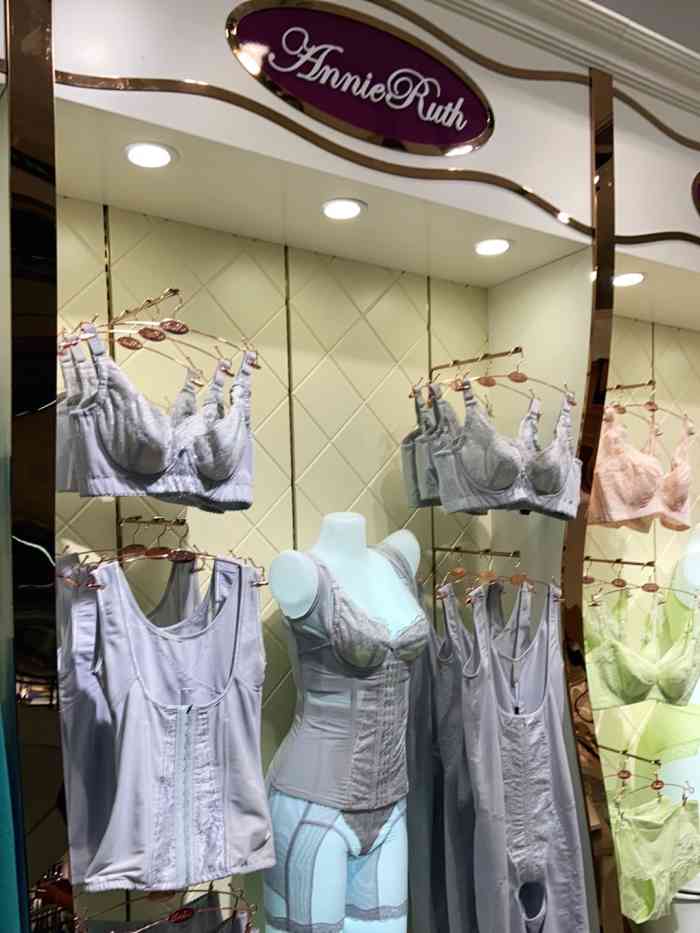 泰安万达二楼衣服品牌图片