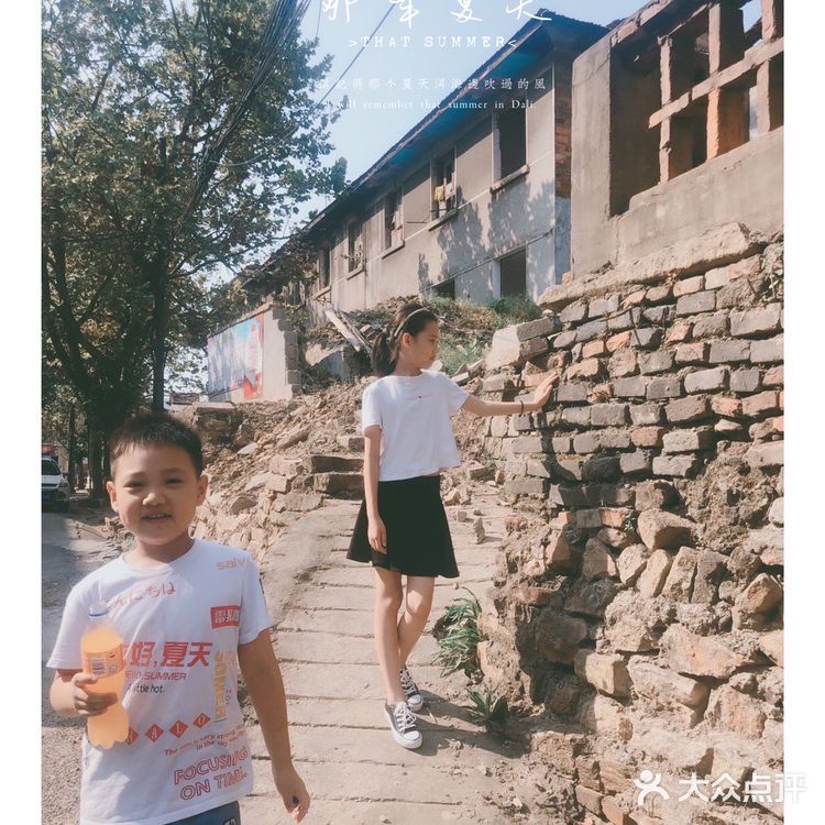 慈氏塔位于汴河街往下游走的一条老街里面，因为街道很老