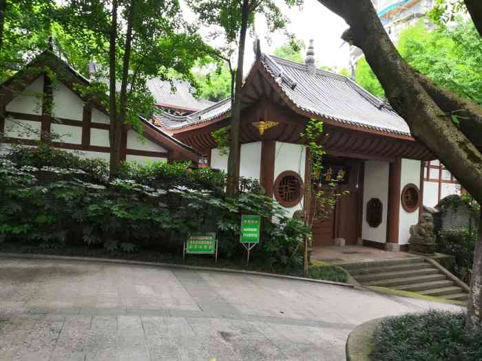 巴渝民俗文化村-"整个馆两层,不大.进门中厅有个舞台,舞台.