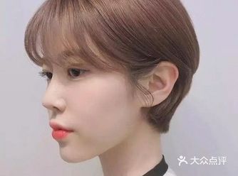 让发型视觉重点往上转移，不仅让脸型瞬间拉长