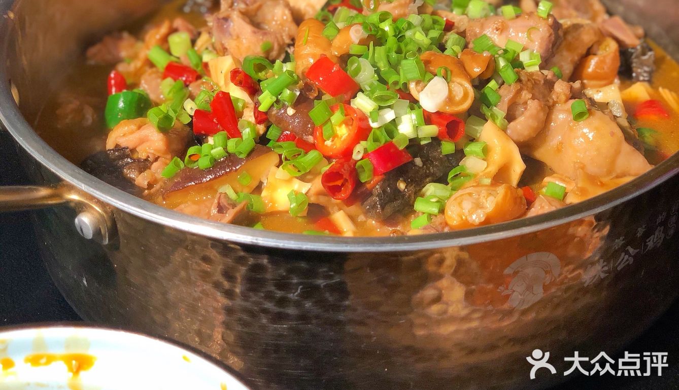 北京探店｜不臭的臭豆腐锅 肥肠也吃不过瘾[笑哭]