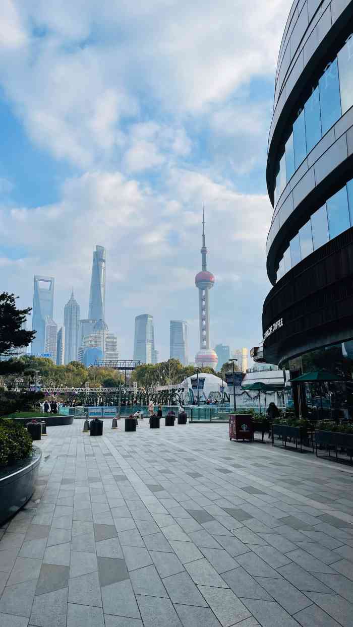 上海白玉兰广场-"新开的商场,人不多,很宽敞明亮.整个商场.