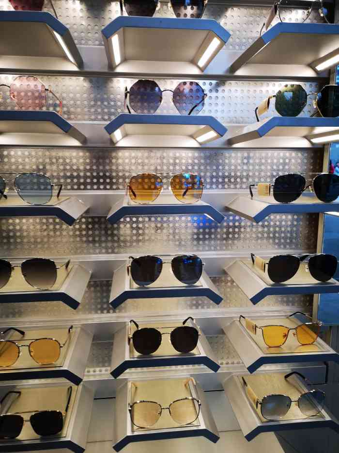 强行写点评的分界线/ 话说这家眼镜店 位于春熙路最繁华的ifs 熊猫