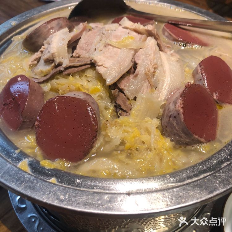 我们四个人点了一桌子菜，事实证明烧鸽子的菜量可以