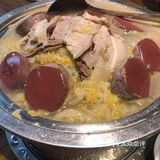 我们四个人点了一桌子菜，事实证明烧鸽子的菜量可以