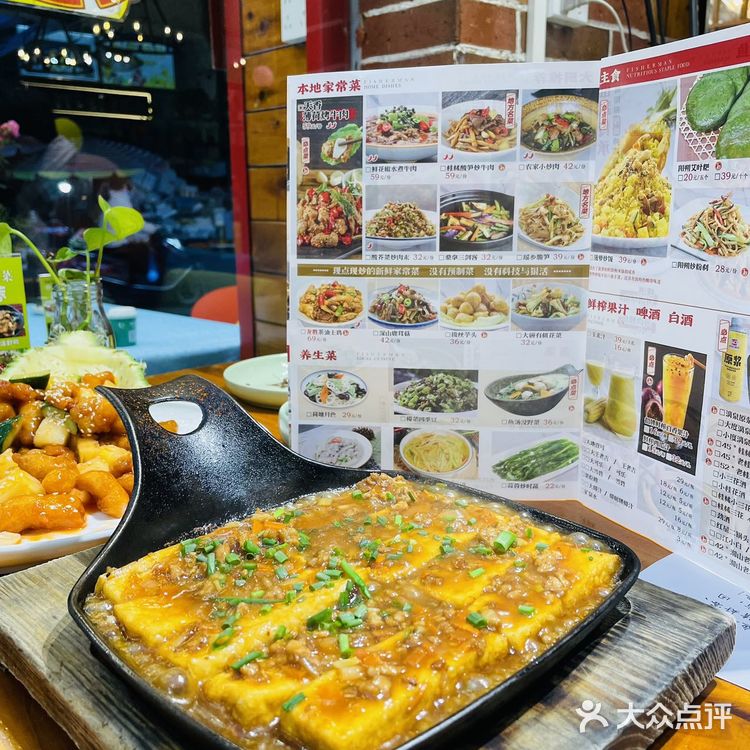 有很多当地人也来这儿吃 啤酒鱼是招牌，都是活鱼现sha