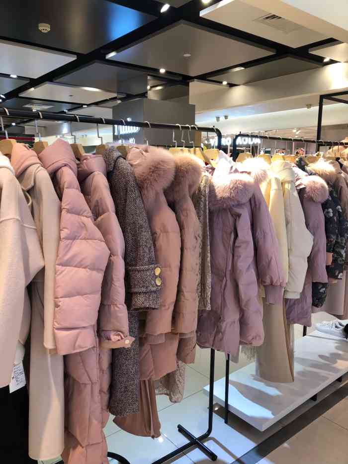 慕拉-"专柜中心区域有一张墨绿色的软沙发,柜姐让."-大众点评移动版