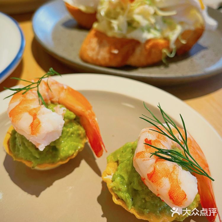 外摆用餐氛围感十足，超级适合约会的西餐厅