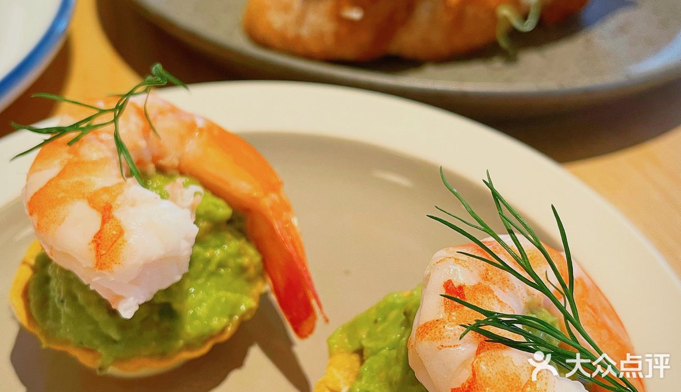 外摆用餐氛围感十足，超级适合约会的西餐厅