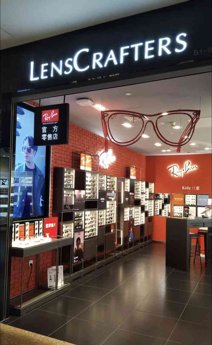 亮视点(来福士广场店)-"最近博士伦和亮视点搞活动,送两盒水梯度的.