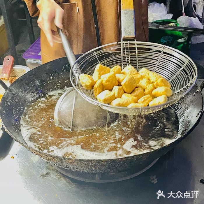 环联1904火车夜市臭豆腐图片