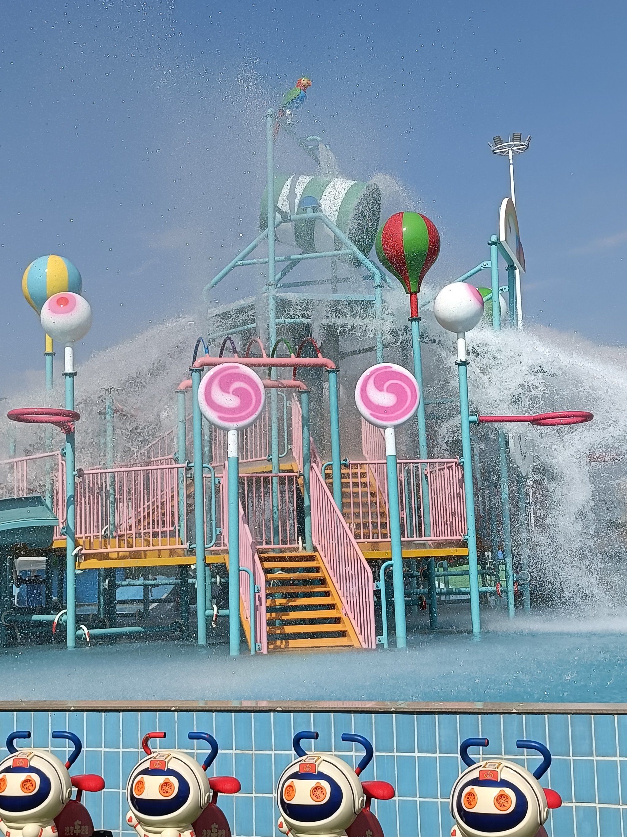 n进来就有两个棚子可以休息,就可以让他们小朋友去玩水上乐园啦