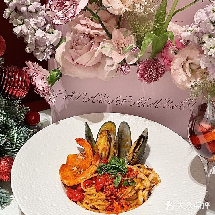 这家西餐厅的圣诞氛围浓度达到了1000%