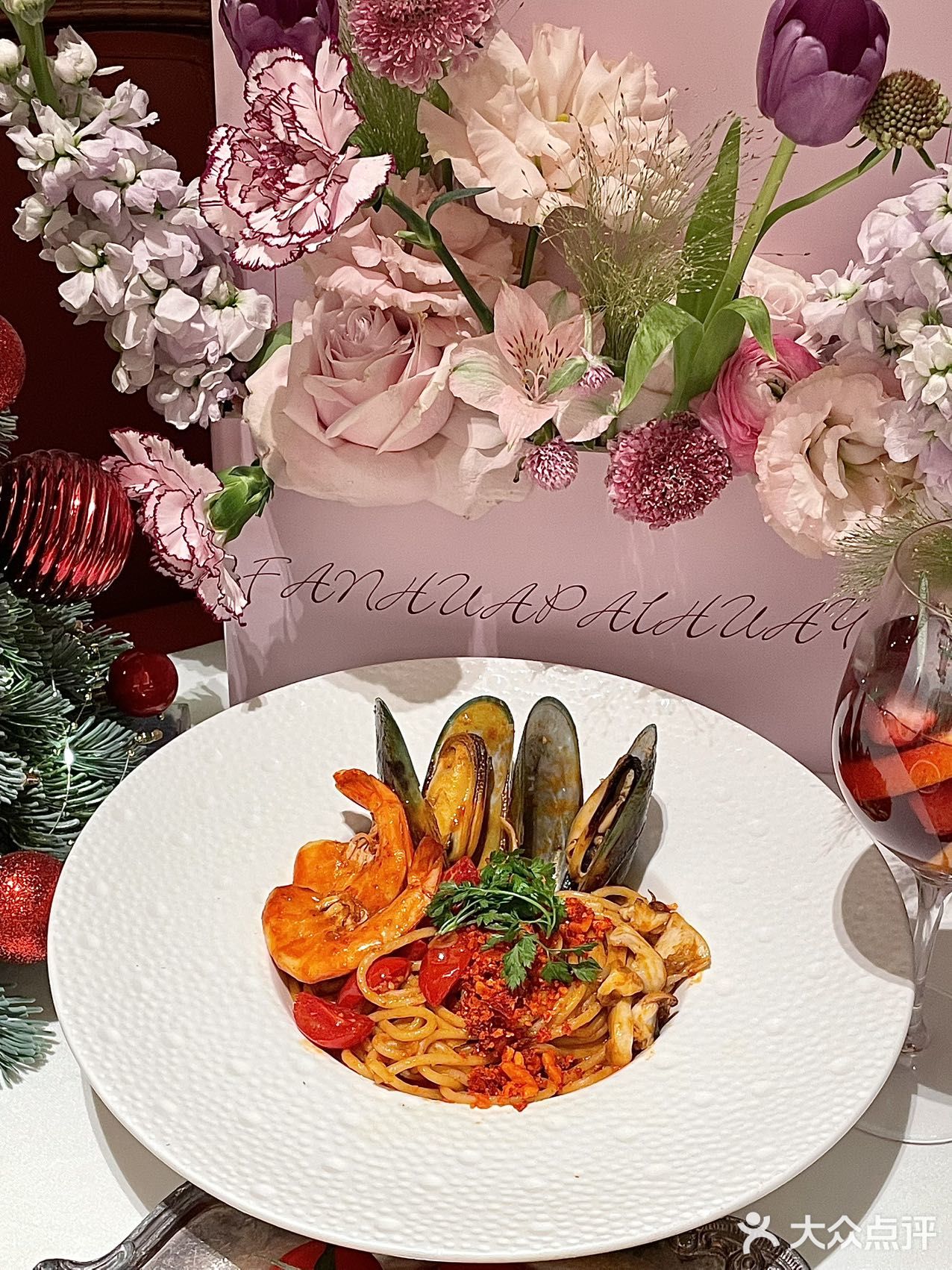 这家西餐厅的圣诞氛围浓度达到了1000%