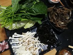 -果松木炭酸菜铜火锅·外婆参鸡汤