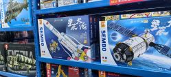 -逝水玩具折扣店