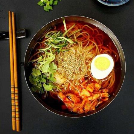 赶时间太热了 一碗冰镇的冷面爽