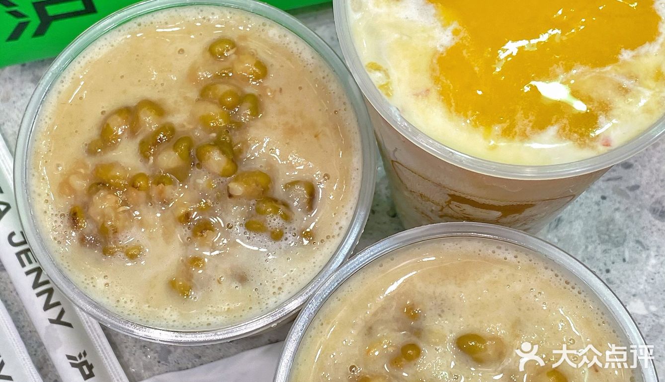 武汉的夏天必须拥有两杯沪上阿姨的绿豆牛乳冰！