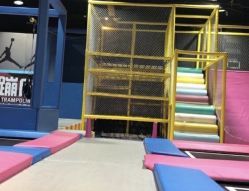 -萌兔星空蹦床撸兔馆