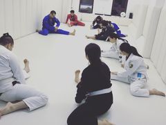 -菠萝格斗巴西柔术训练馆