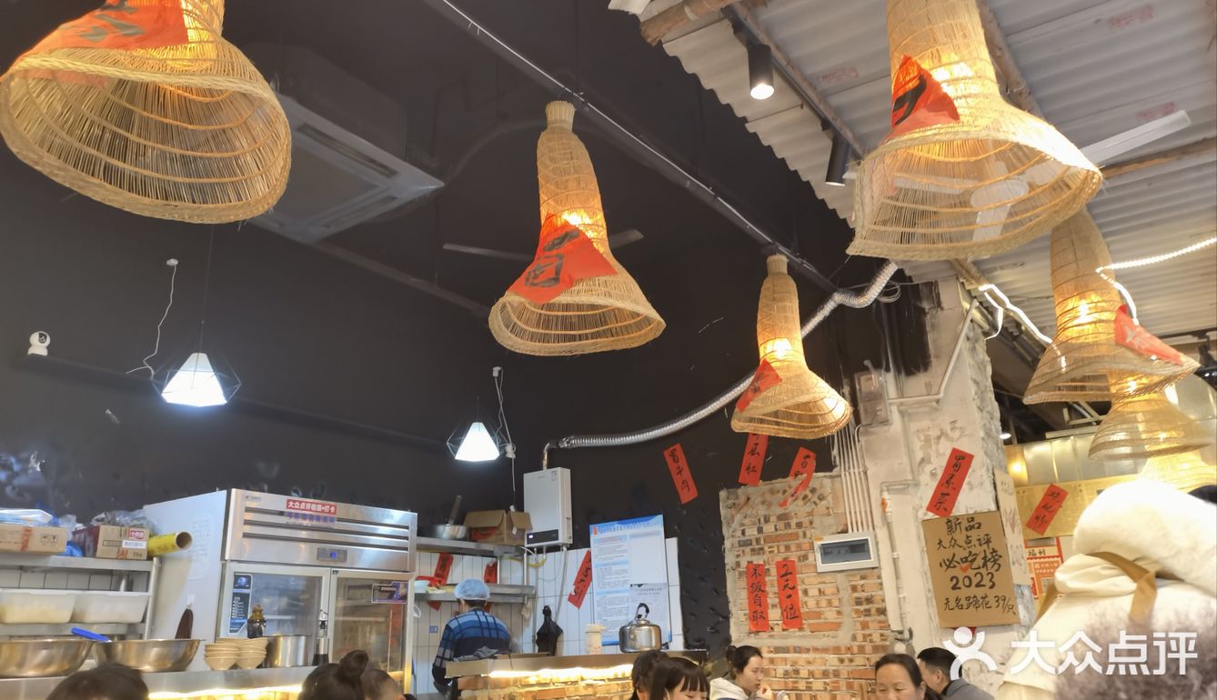 藏在建设巷这个巷子里面的一家非常好吃的冒菜，今天去