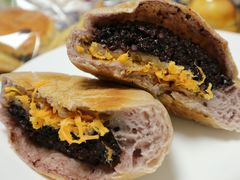 双米肉松麻薯软欧-风车面包