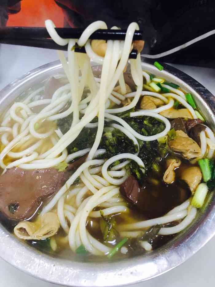 白象碎宽猪脏粉-"就在白象老车站旁边,开了n多年.排骨加.