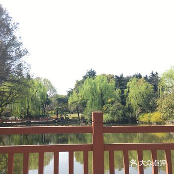是个适合社区的小天地。有一个不大的人工湖