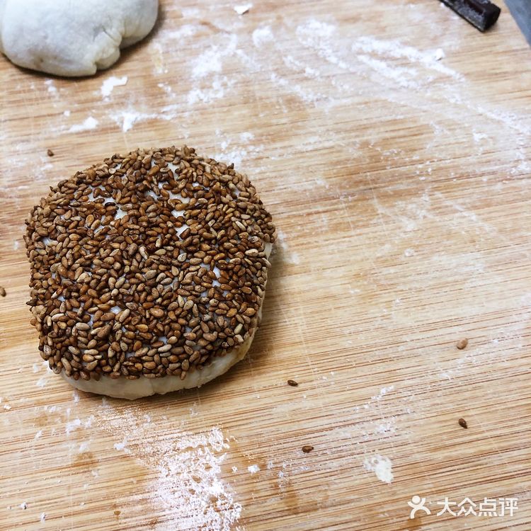 与涮羊肉更配的，就是老北京的芝麻酱烧饼了