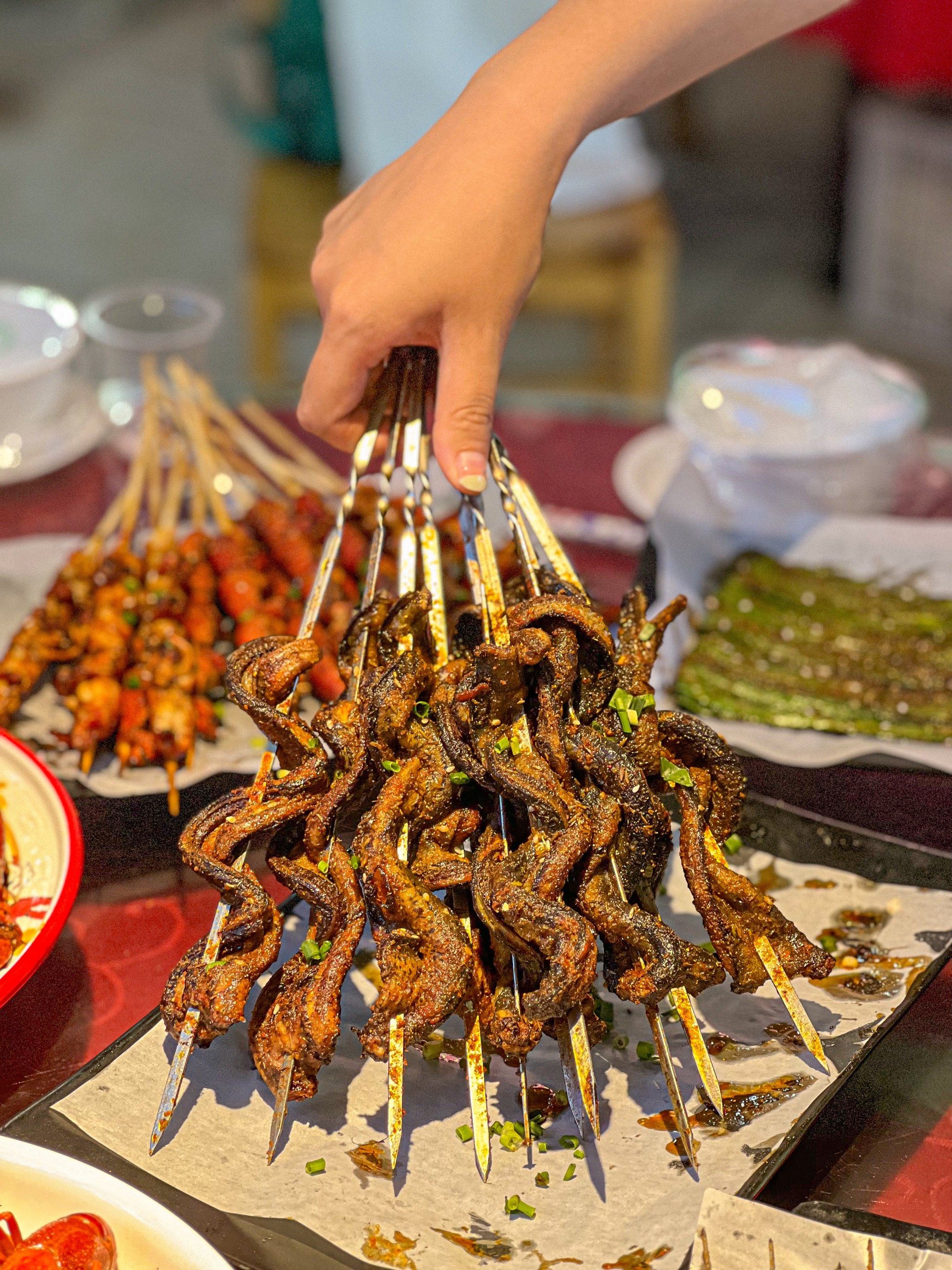 🦞烤鳝鱼
店门口就可以看到烧烤小哥在烤制
一看就是新鲜的食材