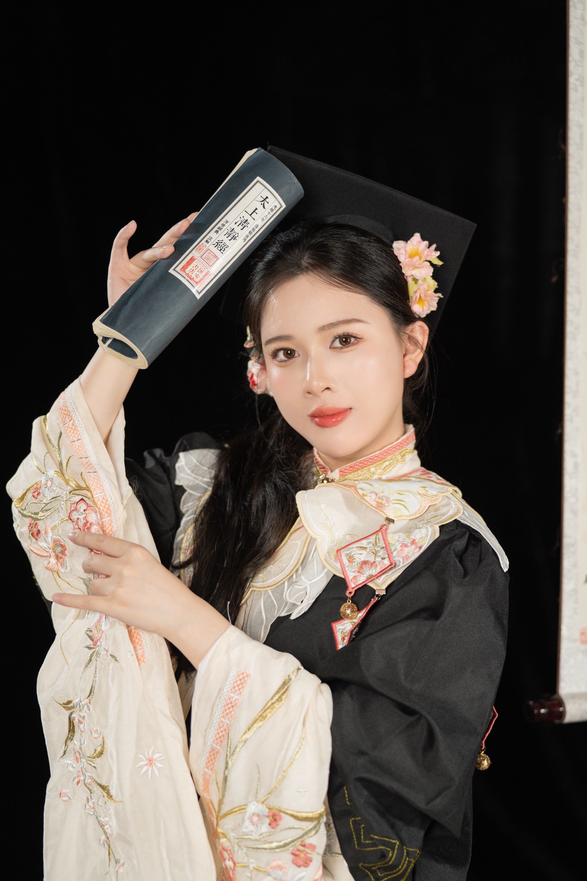 梧田老街入帘青的毕业季学士服写真真的是天花板