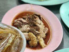 香料焖猪肉-红大哥水门鸡饭(總店)